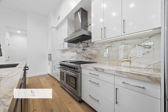 Building Photo - Luxury Modern Living with Stunning LA Skyline Views