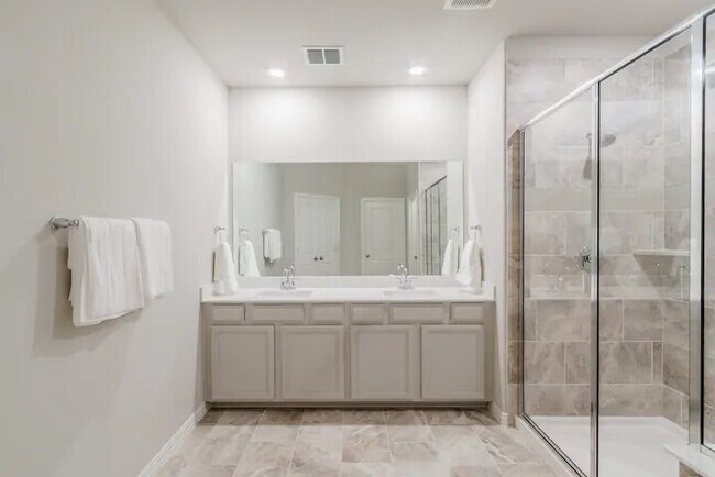 Master bathroom - 7501 Sunset Blvd