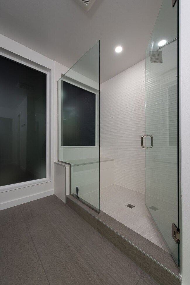Building Photo - Immaculate, Kirkland Newer Construction - ...