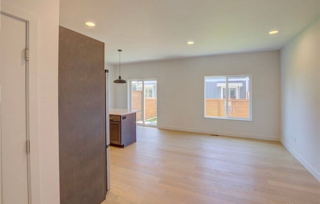 Building Photo - Townhouse 911