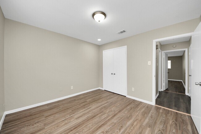 Building Photo - 1736 Crestdale Dr