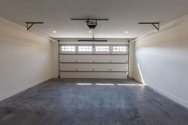 Building Photo - 4Bedroom/3bath Townhome
