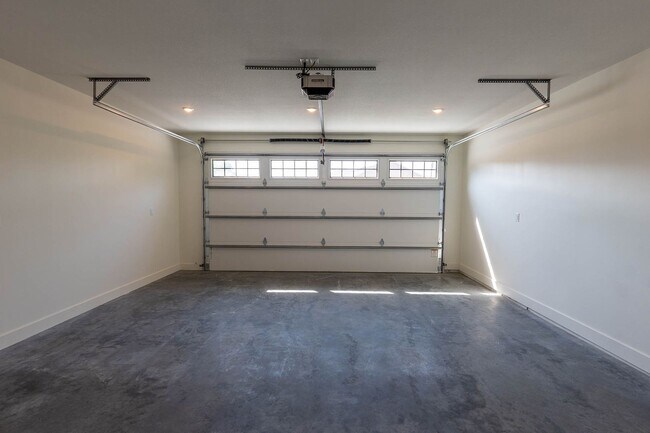 Building Photo - New Construction 4bd/3ba Townhouse