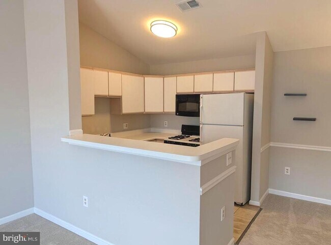 Building Photo - 673 Constellation Square SE