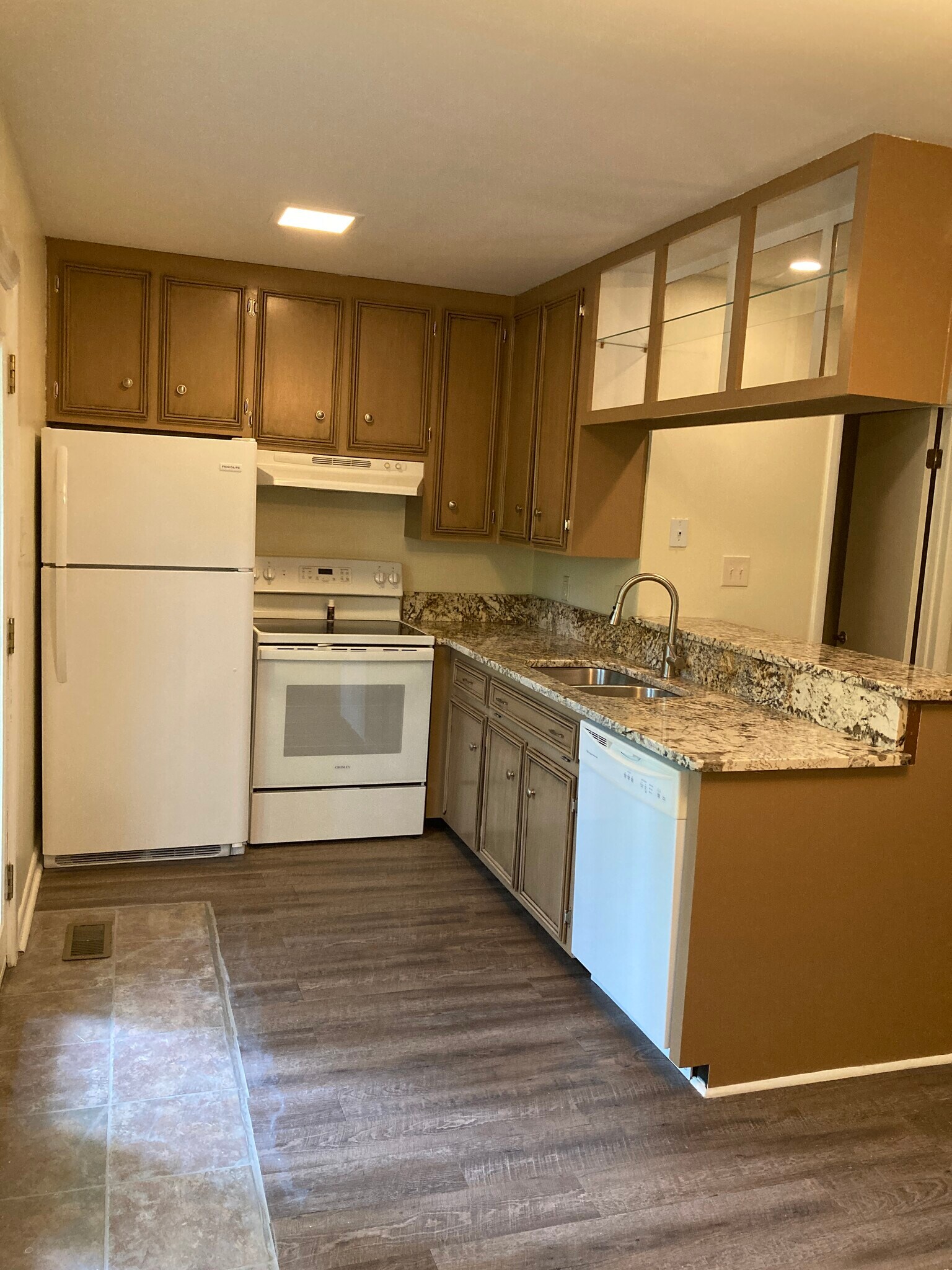 Kitchen has new granite, faucet and stove. - 185 Eagle Peak Cir