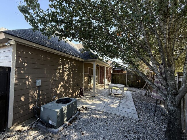 Building Photo - Charming 3 Bedroom Home in Willowbrook Subdivision!