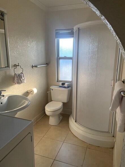 Building Photo - 323 Wildwood Way