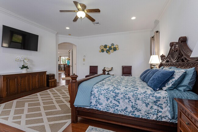 Building Photo - 10703 Versailles Blvd
