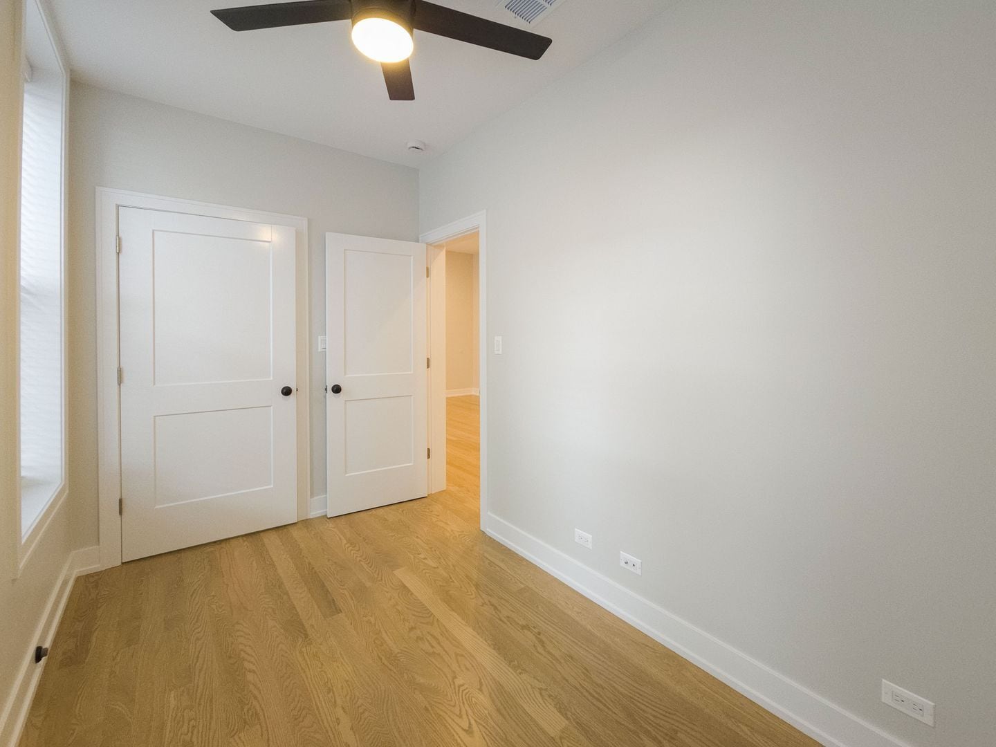 Building Photo - 2057 W Dickens Ave