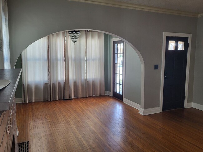 Building Photo - Adorable Midtown brick bungalow