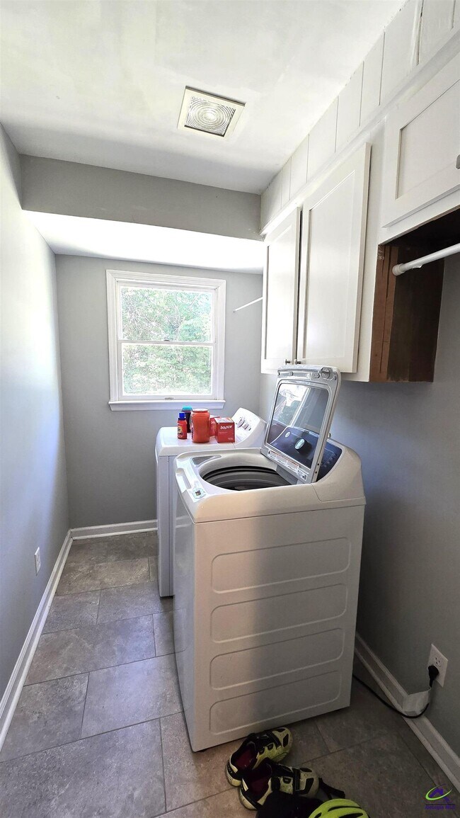 Building Photo - 201 Quail Run Dr