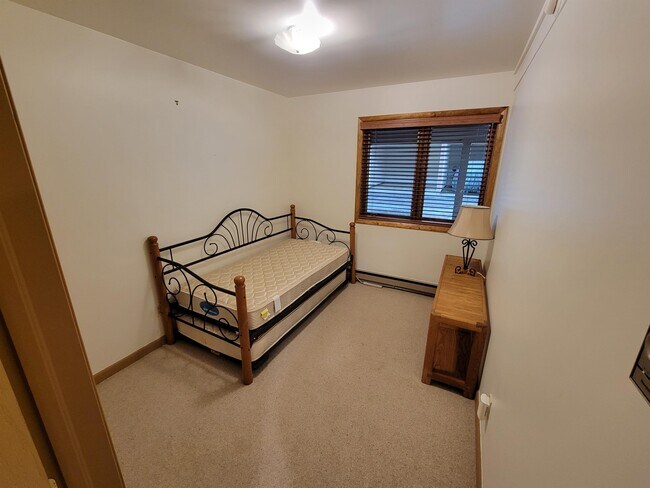 Building Photo - 2540 Kinnikinnick Rd