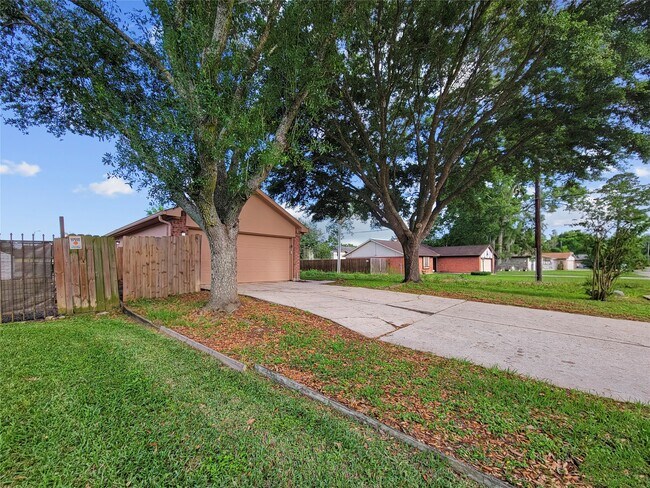 Building Photo - 24314 Strong Pine Dr