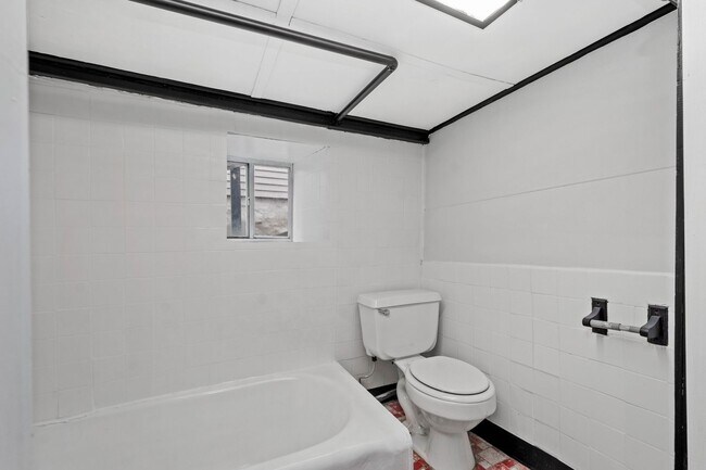 Building Photo - BLACK FRIDAY DEAL! SCORE 50% OFF 1ST MONTH'S RENT IF SIGNED BY NOV. 28! Newly renovated 2 bedroom...