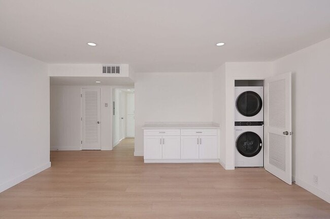 Building Photo - 3155 Montrose Ave