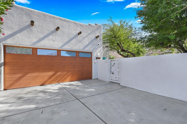 Building Photo - 53980 Avenida Mendoza