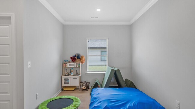 Building Photo - Like-new 4BR/3BA home in desirable St. Cla...