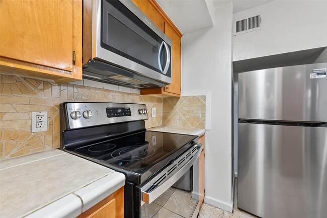 Building Photo - 115 Aurora St