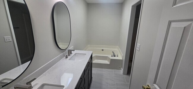 Building Photo - Great clean one level condo convenient to ...