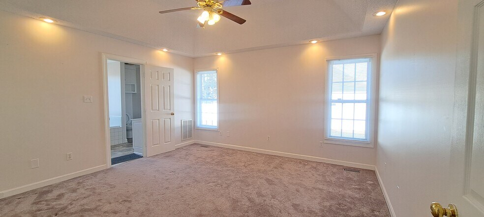 Building Photo - 215 Buck Run Dr