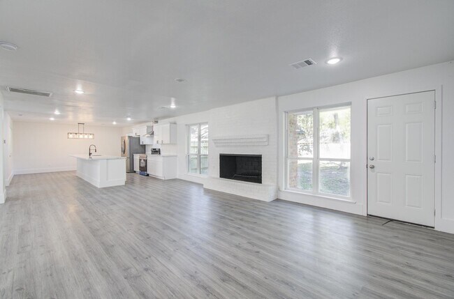 Building Photo - 595 River Plantation Dr