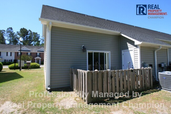 Building Photo - Beautiful 3 BD/2 BA End Unit Townhome in Leland