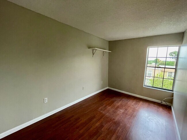 Building Photo - Charming 3-Bedroom, 2.5-Bath Townhome in Village Square Condominiums