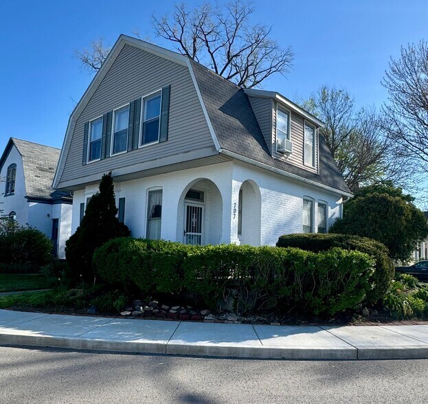 Building Photo - 707 Edgewater Ave