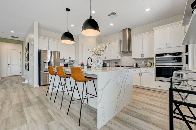 Building Photo - Stunning Fully Furnished 5-Bedroom Home in...