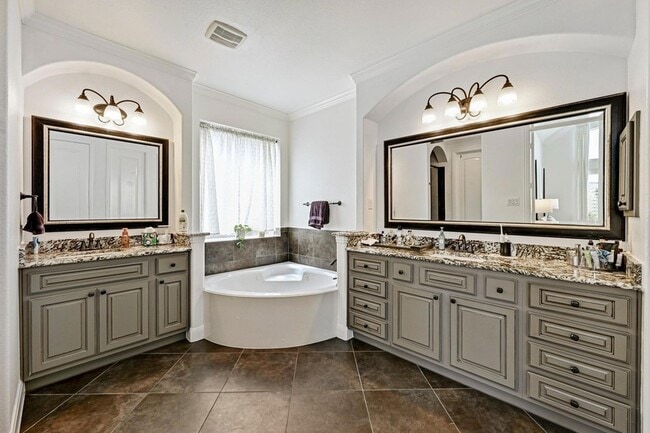 Building Photo - 4303 Woodledge Pl