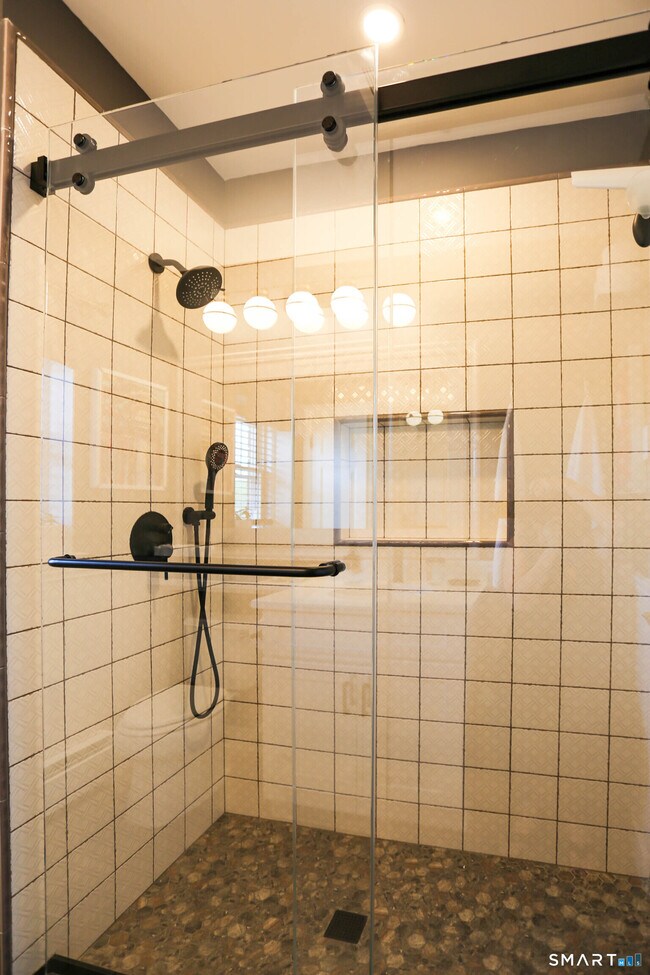 Building Photo - 36 Turn of River Rd