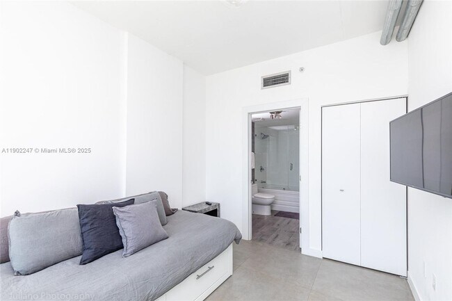 Building Photo - 690 SW 1st Ct