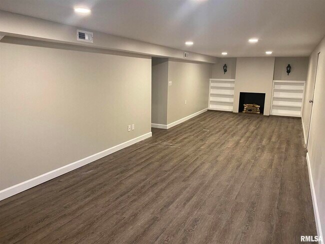 Building Photo - 2733 E 18th St