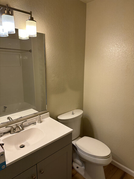 Building Photo - 631 Highline Dr