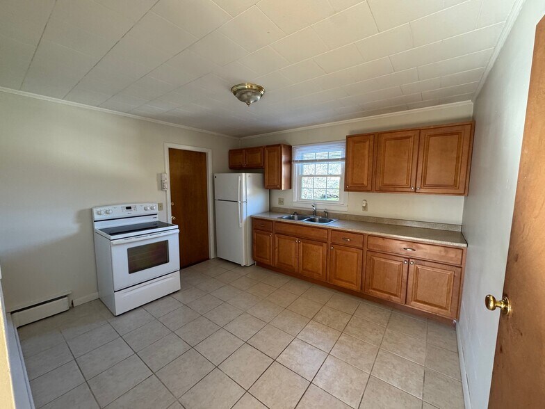 Building Photo - 120 Elm St