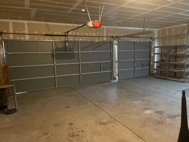 Building Photo - 3br/2ba Home on corner lot