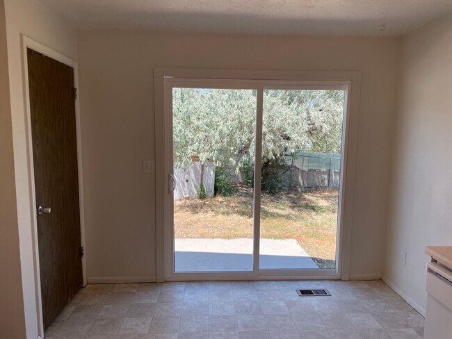 Building Photo - 2 Bedroom, 1.5 Bathroom Twin Home in West ...