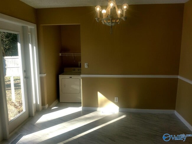 Building Photo - 11012 Crestfield Dr SE