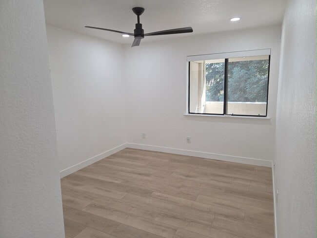 Building Photo - Top floor update 2 bed 2 bath condo in gre...