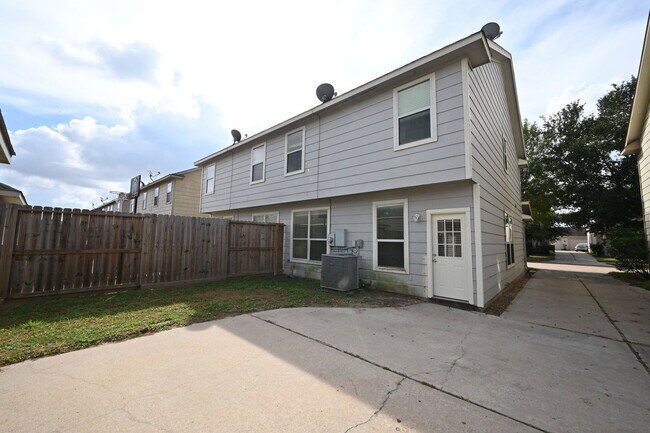 Building Photo - 16806 Mammoth Springs Dr