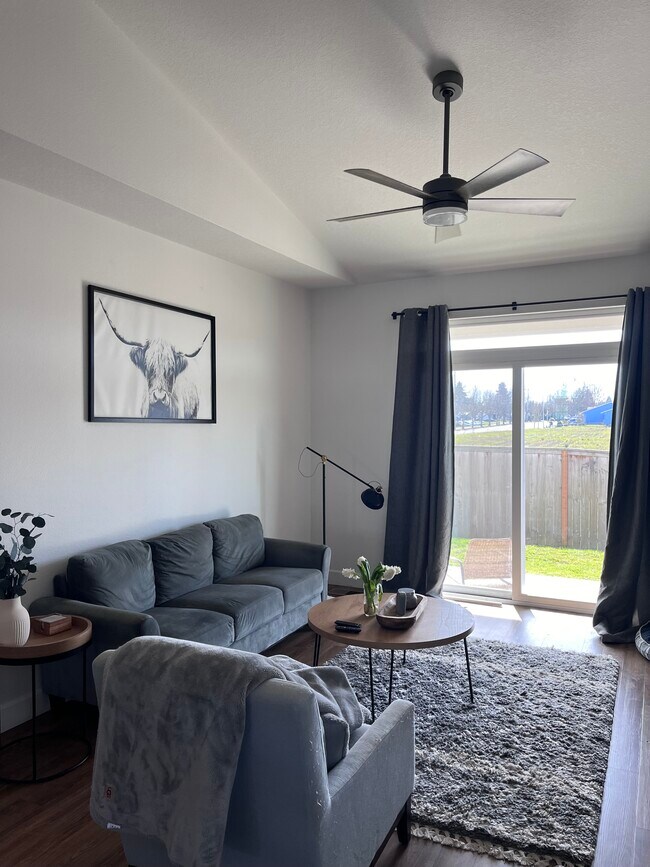 Building Photo - 990 NE Samson St