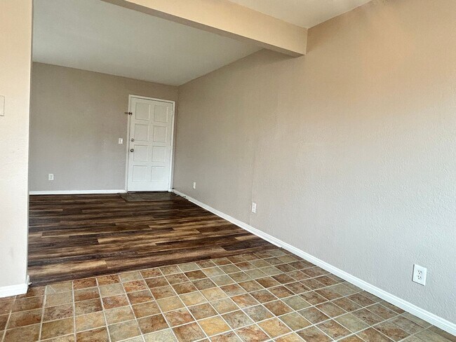 Building Photo - $$ HALF 1/2 OFF First Months RENT !!!!!! 2 bed - 2 bath unit Ready to rent!