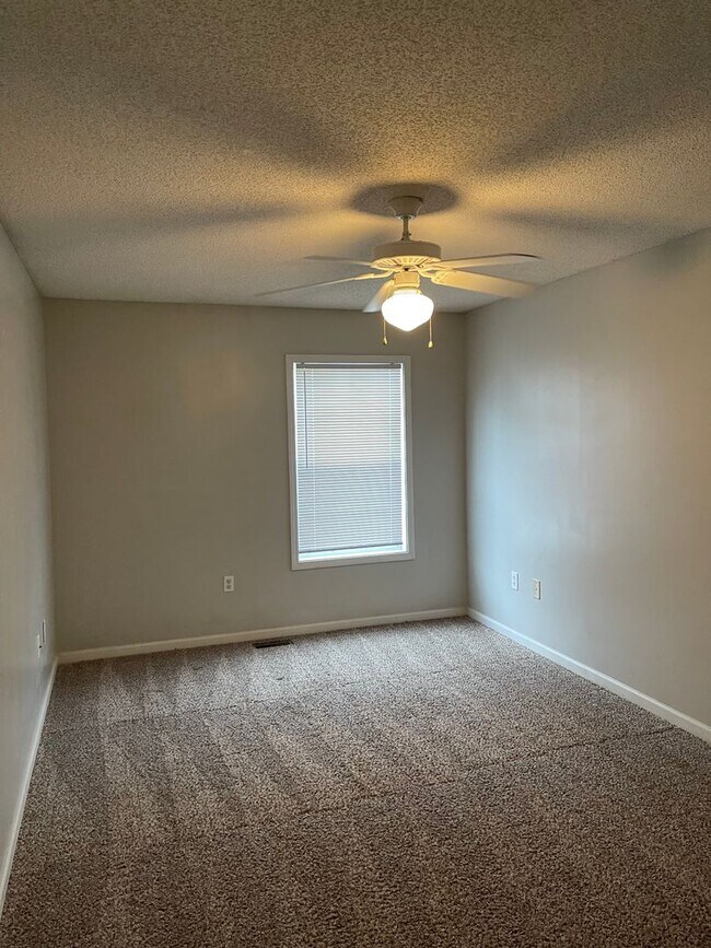 Building Photo - Dunwoody Townhomes - End Unit!