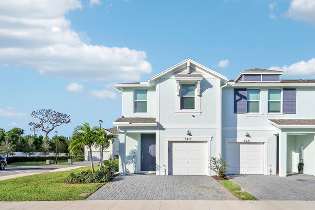 Building Photo - 5719 SE Edgewater Cir