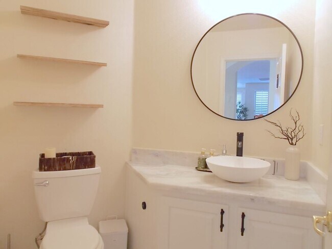 Building Photo - Stunning Fully Remodeled Luxury Home in Peccole Ranch