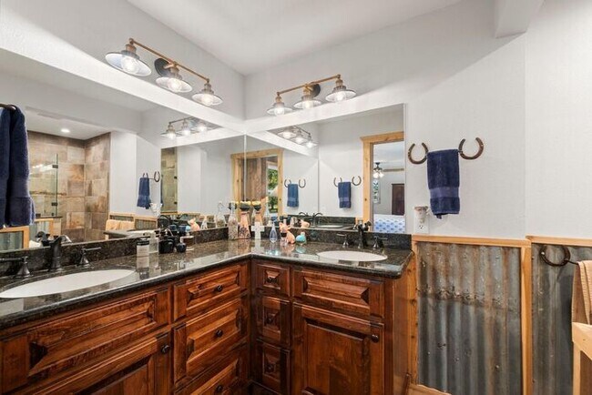 Building Photo - Country Living Rental on 26+ Acres!