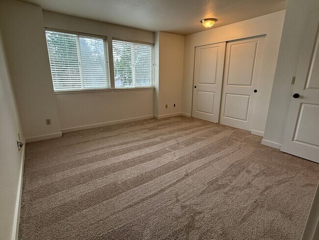 Building Photo - 2Bd/2.5Ba Kirkland Condo