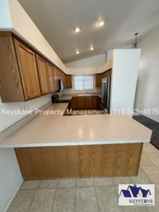 Building Photo - South side Domega Home 3 Bedroom/2 Bath/2 Car Garage $1850/$1850