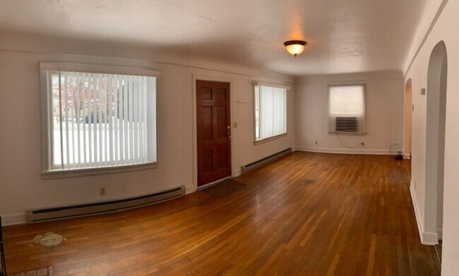 Building Photo - Adorable Valley 1+bedroom bungalow with Shop!