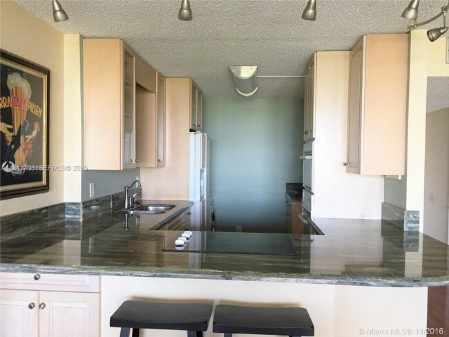 Building Photo - 200 Leslie Dr